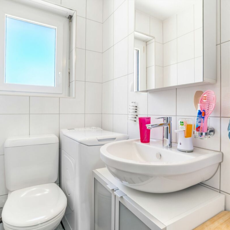 Bright 4.5-room apartment with two garages, located in a quiet neighborhood in Steg