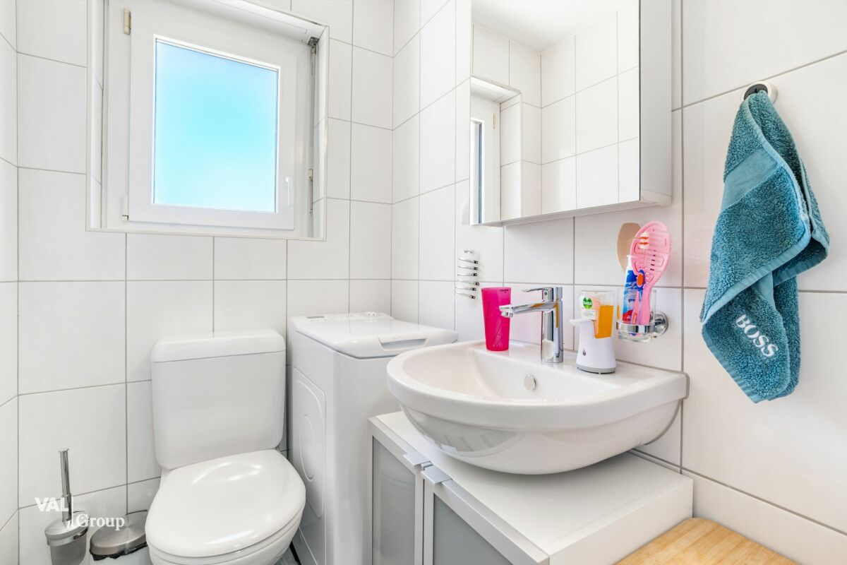 Bright 4.5-room apartment with two garages, located in a quiet neighborhood in Steg