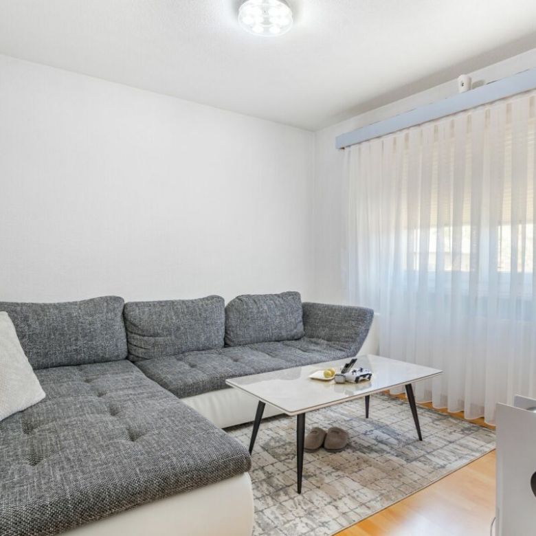 Bright 4.5-room apartment with two garages, located in a quiet neighborhood in Steg