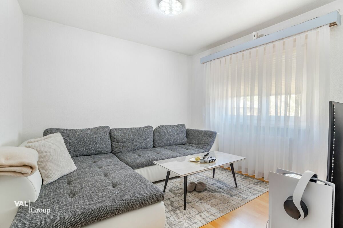 Bright 4.5-room apartment with two garages, located in a quiet neighborhood in Steg