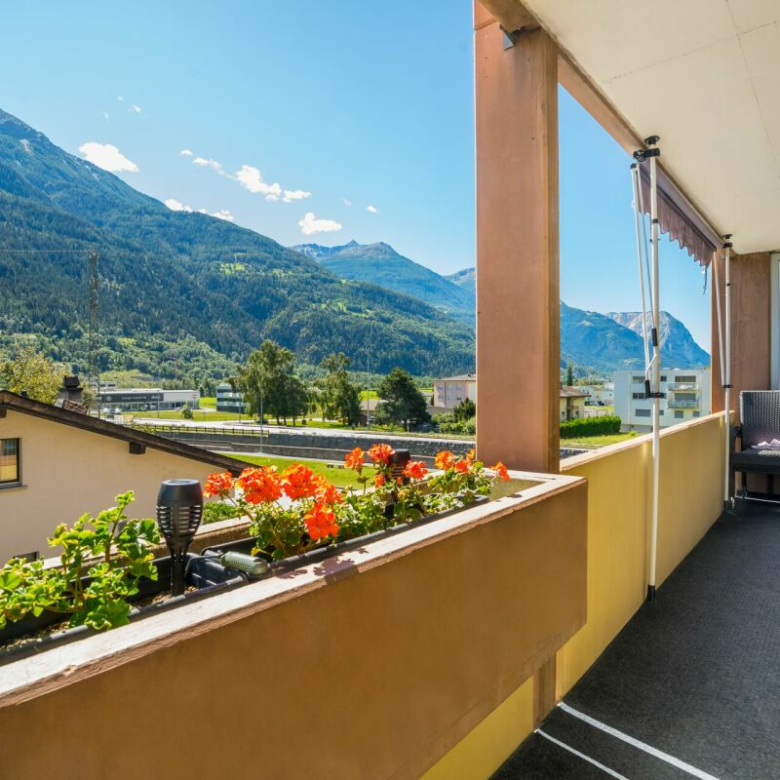 Bright 4.5-room apartment with two garages, located in a quiet neighborhood in Steg