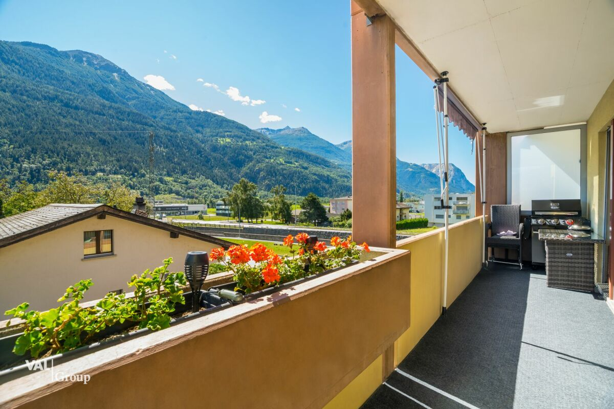 Bright 4.5-room apartment with two garages, located in a quiet neighborhood in Steg