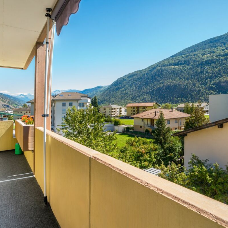 Bright 4.5-room apartment with two garages, located in a quiet neighborhood in Steg