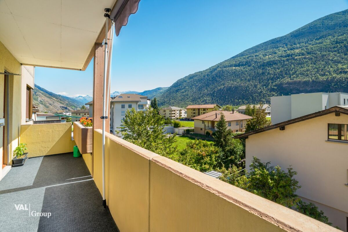 Bright 4.5-room apartment with two garages, located in a quiet neighborhood in Steg