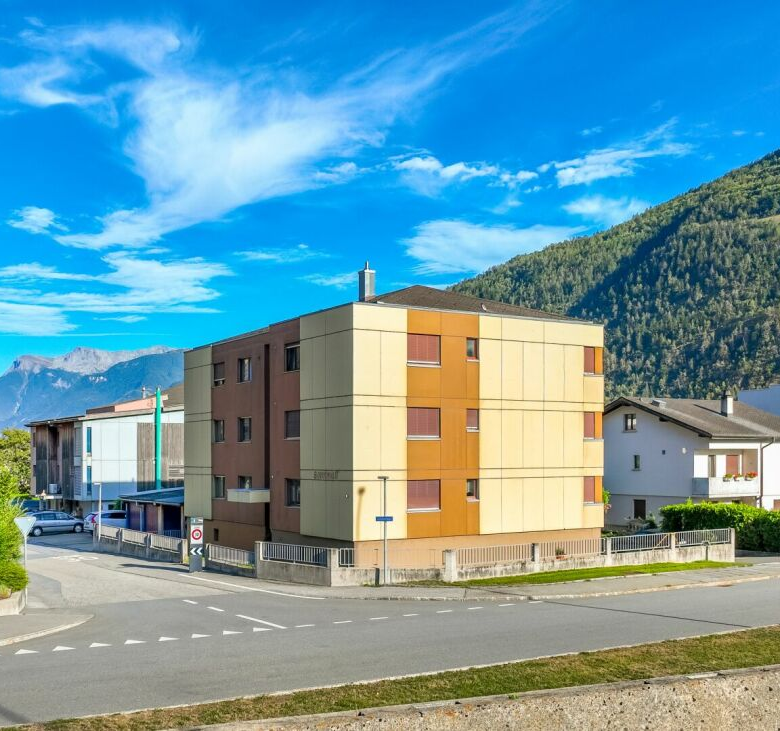 Bright 4.5-room apartment with two garages, located in a quiet neighborhood in Steg