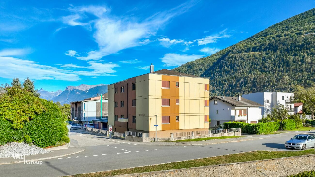 Bright 4.5-room apartment with two garages, located in a quiet neighborhood in Steg