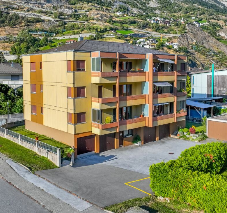 Bright 4.5-room apartment with two garages, located in a quiet neighborhood in Steg