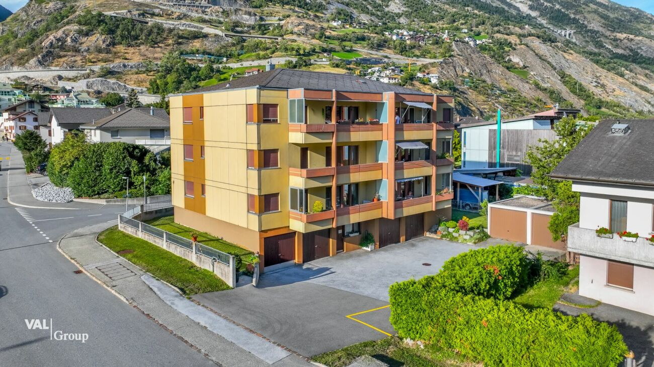 Bright 4.5-room apartment with two garages, located in a quiet neighborhood in Steg