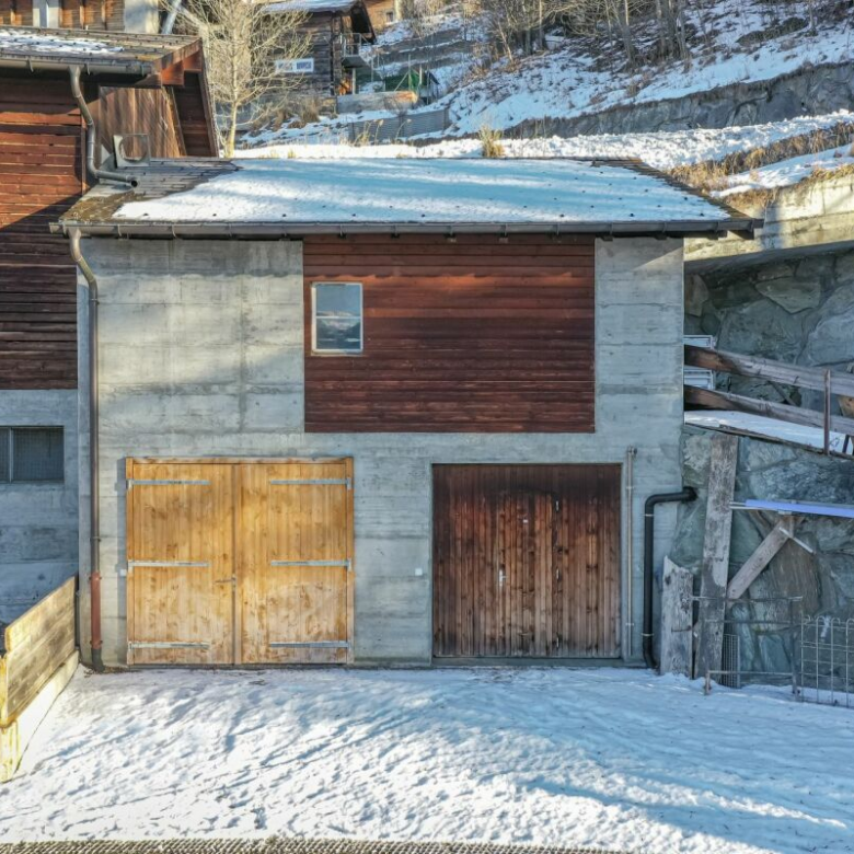 Stable, barn and garage in a pleasant setting