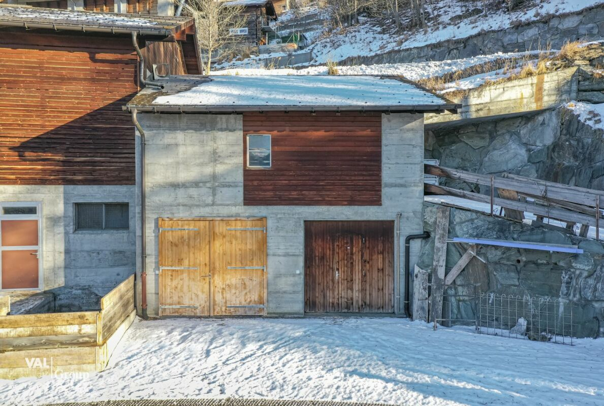Stable, barn and garage in a pleasant setting